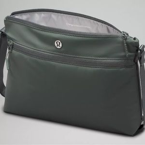 Prettiest lululemon evergreen crossbody + diaper pad